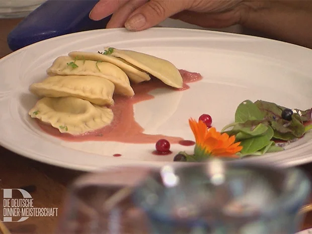 Hausgemachte Ravioli-Triologie auf rotem Spiegel an sommerlicher Wiese - Rezept - Bild Nr. 2