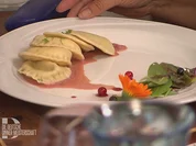 Hausgemachte Ravioli-Triologie auf rotem Spiegel an sommerlicher Wiese - Rezept - Bild Nr. 2