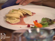 Hausgemachte Ravioli-Triologie auf rotem Spiegel an sommerlicher Wiese - Rezept - Bild Nr. 2