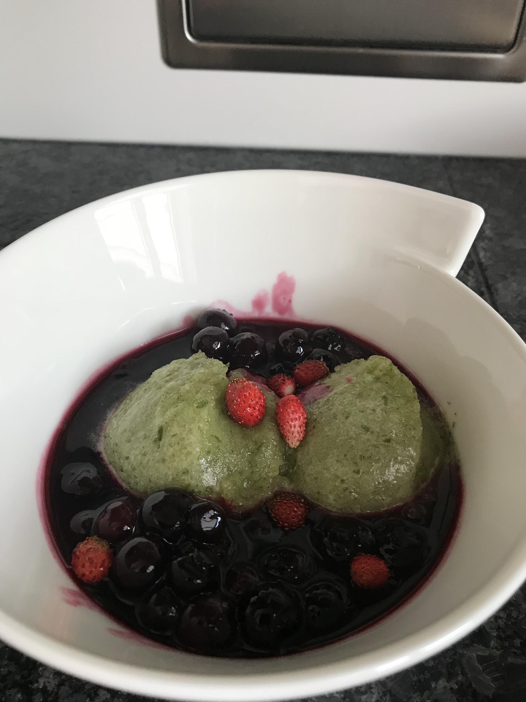 Bilder für BASILIKUMSORBET MIT ROSMARIN-HEIDELBEEREN - Rezept