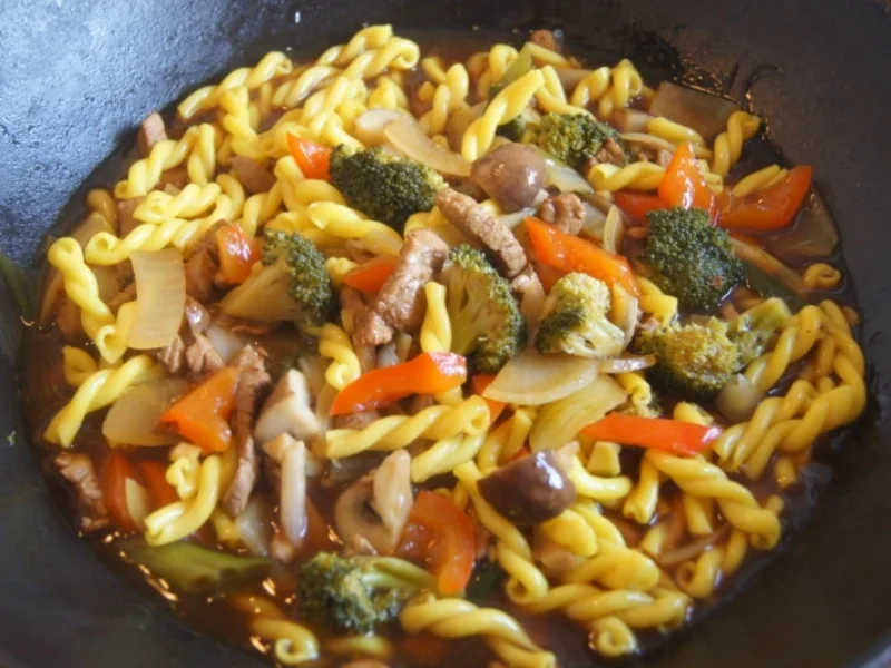 Wok-Gemüsepasta mit Schweinefilet - Rezept - Bild Nr. 6281