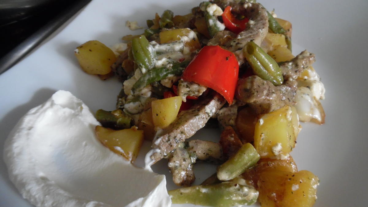 Filet-Streifen-Kartoffel-Pfanne mit Gemüse, Schafskäse und Schmand-Dip - Rezept - Bild Nr. 6272