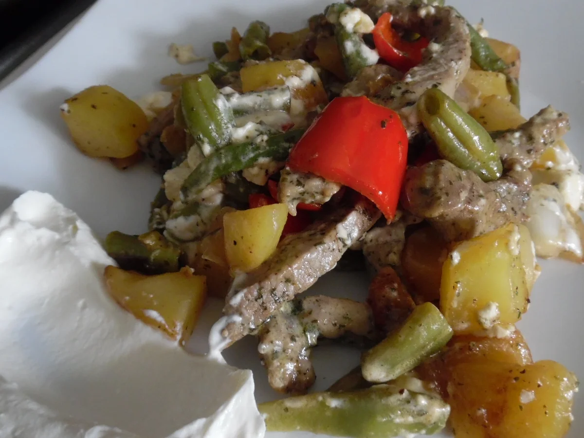 Rezept: Filet-Streifen-Kartoffel-Pfanne mit Gemüse, Schafskäse und Schmand-Dip Bild Nr. 6272 Filet-Streifen-Kartoffel-Pfanne mit Gemüse, Schafskäse und Schmand-Dip - Rezept - Bild Nr. 6272