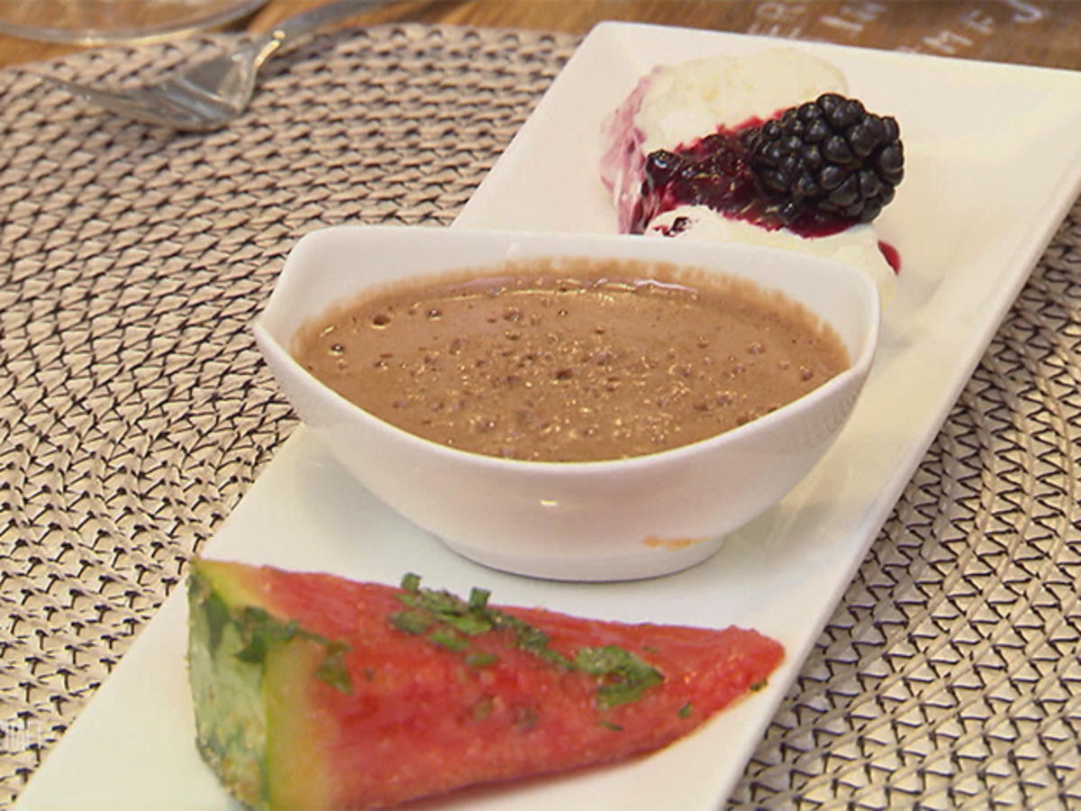 Belgisches Mousse au chocolat (Familienrezept) und Baiser Parfait mit
Brombeeren - Rezept Eingereicht von Das perfekte Dinner