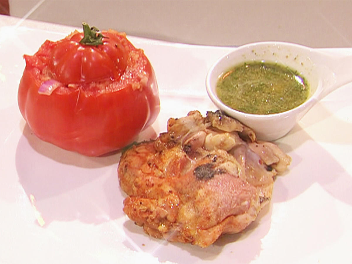 Bilder für Bettlerhuhn – Maishähnchenkeule im Salzteig gegart und gegrillte Tomate (Oliver Pocher) - Rezept