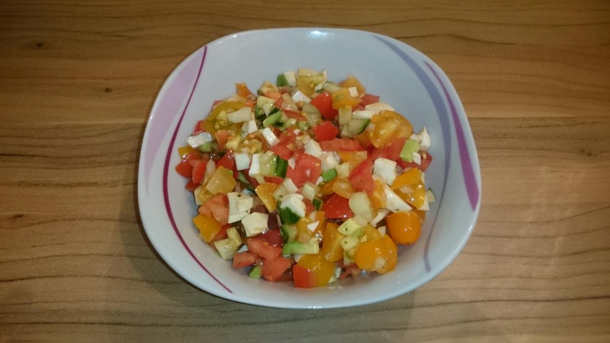 Bunter Tomaten-Mozzarella-Salat - Rezept - Bild Nr. 2