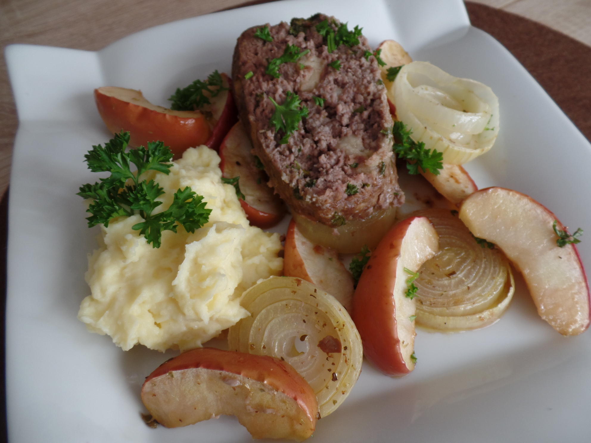 Hackbraten mit Äpfeln und Zwiebeln - Rezept Eingereicht von Sheeva1960