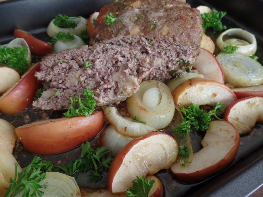 Hackbraten mit Äpfeln und Zwiebeln - einfach - von Sheeva1960