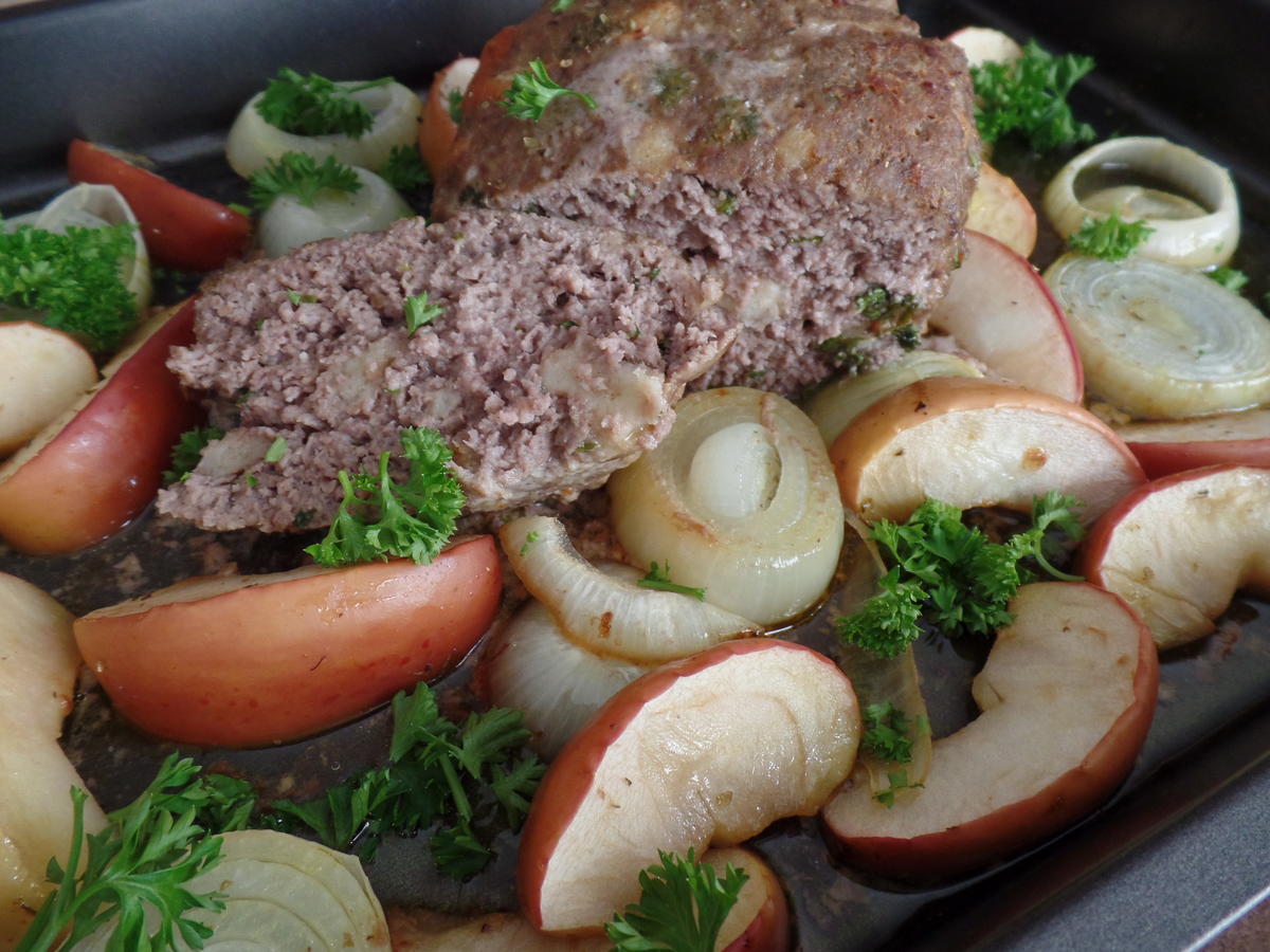 Hackbraten mit Äpfeln und Zwiebeln - einfach - von Sheeva1960