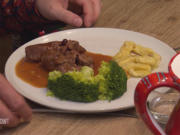 Wildschweinroulade mit Schupfnudeln, Brokkoli und Hagebuttenjus - Rezept - Bild Nr. 2