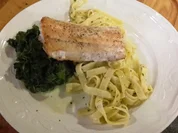 Rezept: gebratener Wildlachs mit Kräuternudeln und Spinat Bild Nr. 6313 gebratener Wildlachs mit Kräuternudeln und Spinat - Rezept - Bild Nr. 6313