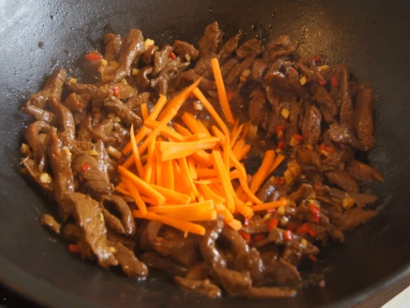 Rindfleisch-Gemüse-Wok mit Spätzle - Rezept - Bild Nr. 6320