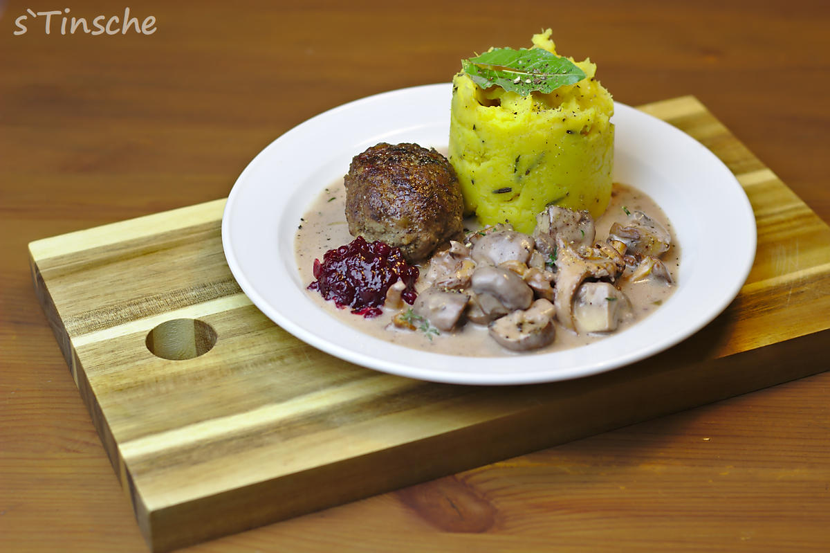 Wildschweinklopse mit frittiertem Rosmarin-Kürbis-Kartoffelstampf - Rezept - Bild Nr. 6315