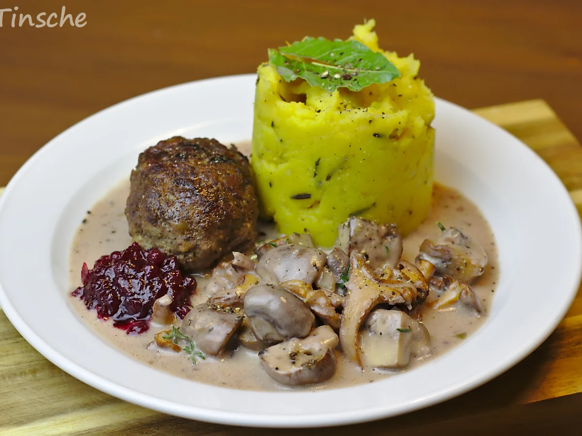 Rezept: Wildschweinklopse mit frittiertem Rosmarin-Kürbis-Kartoffelstampf Bild Nr. 6318 Wildschweinklopse mit frittiertem Rosmarin-Kürbis-Kartoffelstampf - Rezept - Bild Nr. 6318