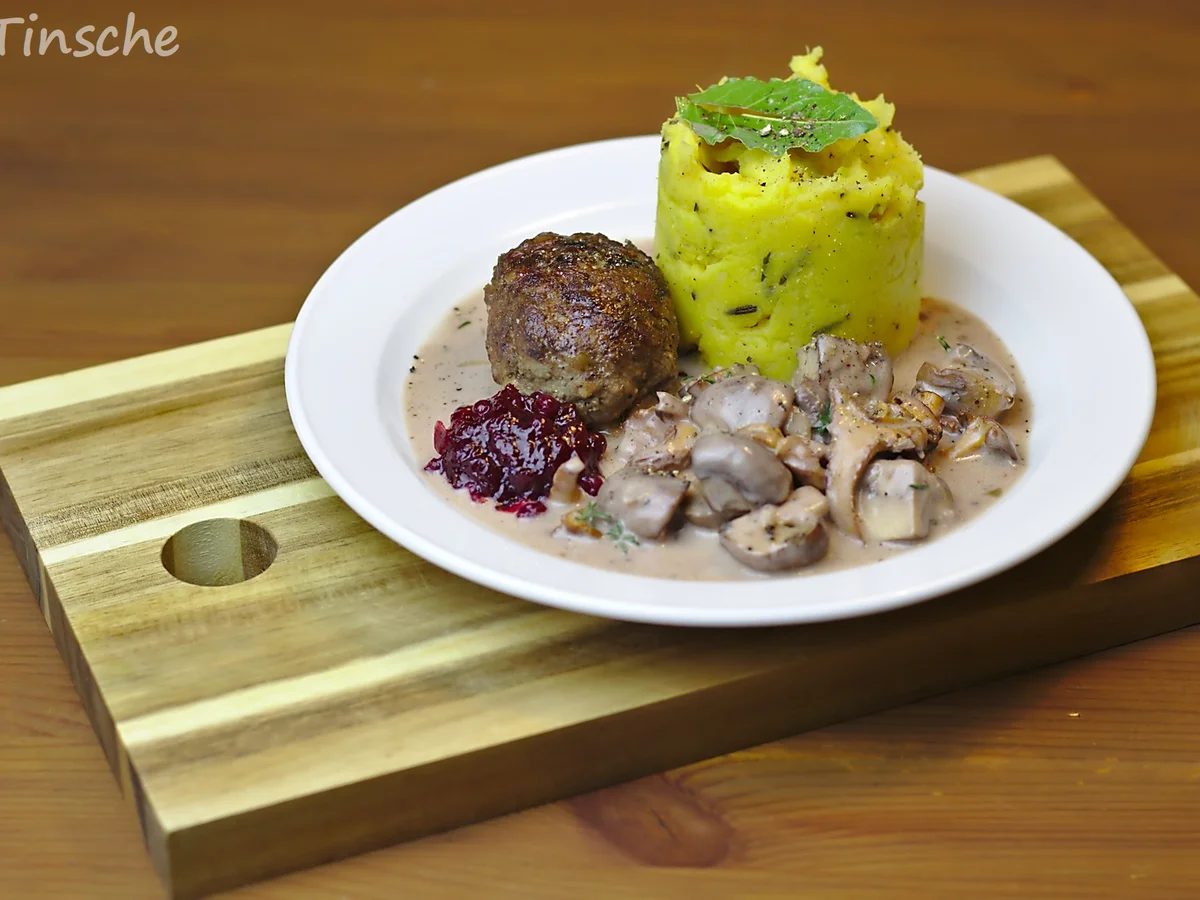 Rezept: Wildschweinklopse mit frittiertem Rosmarin-Kürbis-Kartoffelstampf Bild Nr. 6319 Wildschweinklopse mit frittiertem Rosmarin-Kürbis-Kartoffelstampf - Rezept - Bild Nr. 6319