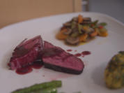 Vogel Strauß an Rotweinsoße trifft auf lauwarmen Gemüsesalat - Rezept - Bild Nr. 6318