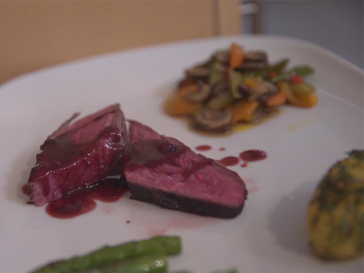Vogel Strauß an Rotweinsoße trifft auf lauwarmen Gemüsesalat - von Das ...
