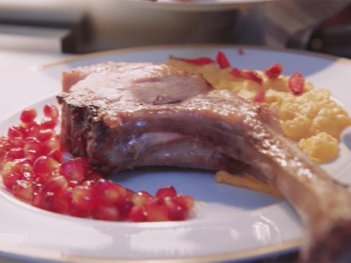 Dry aged Tomahawk (vom Schwein) mit Süßkartoffel und Granatapfel -
Rezept By Das perfekte Dinner