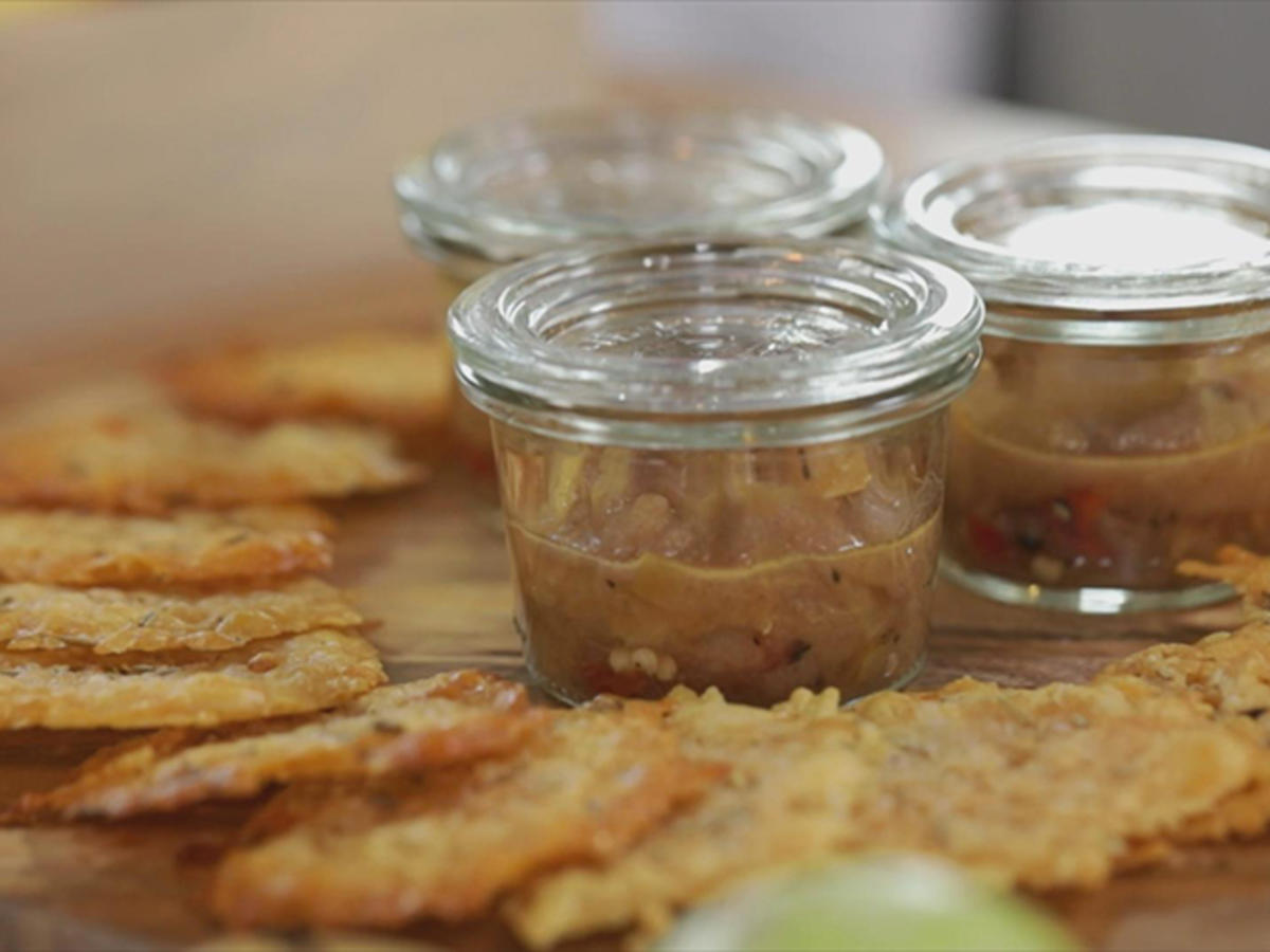 Bilder für Apfel-Chutney mit Chili und Ingwer auf Parmesan-Chips - Rezept