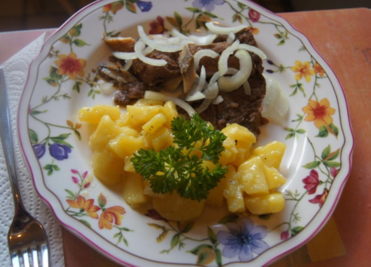 Bratheringsfilets mit Zwiebelringen und schwäbischen Kartoffelsalat - Rezept - Bild Nr. 6375