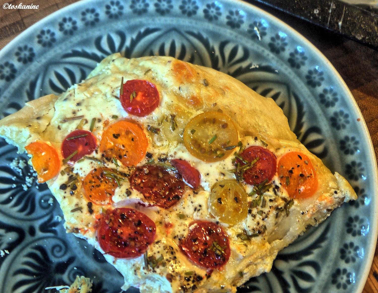 Flammkuchen mit bunten Tomaten - Rezept - kochbar.de