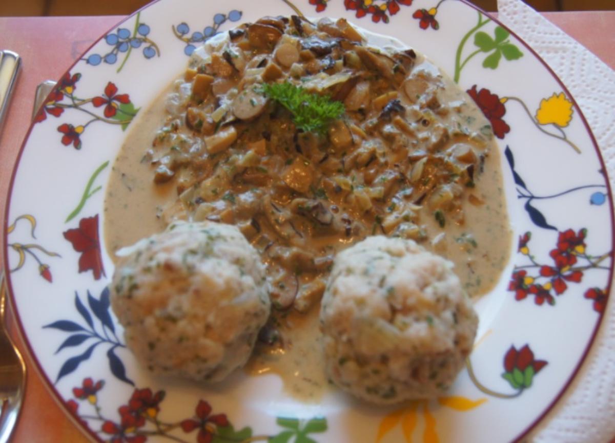 Bayrische Semmelknödel mit Rahmwaldpilzen - Rezept - kochbar.de