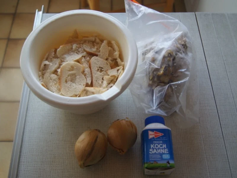 Bayrische Semmelknödel mit Rahmwaldpilzen - Rezept - Bild Nr. 4