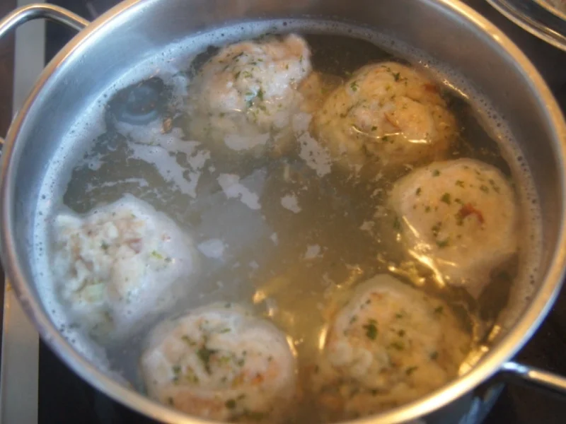 Bayrische Semmelknödel mit Rahmwaldpilzen - Rezept - Bild Nr. 10