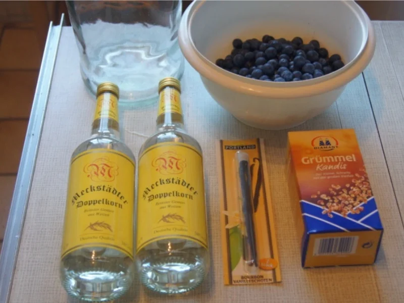 Rezept: Schlehenlikör Bild Nr. 3 Schlehenlikör - Rezept - Bild Nr. 3