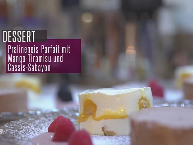 Pralinenhalbgefrorenes an Mango-Tiramisu mit Cassis-Sabayon - Rezept - Bild Nr. 2