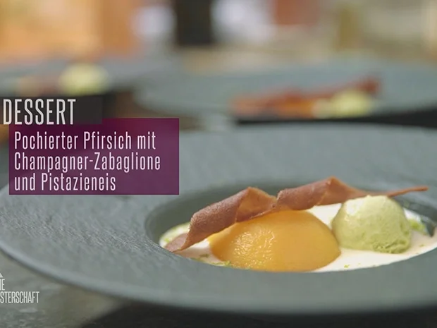 Champagner-Zabaglione mit pochiertem Pfirsich, Pistazieneis und Schokoladenhippe - Rezept - Bild Nr. 2