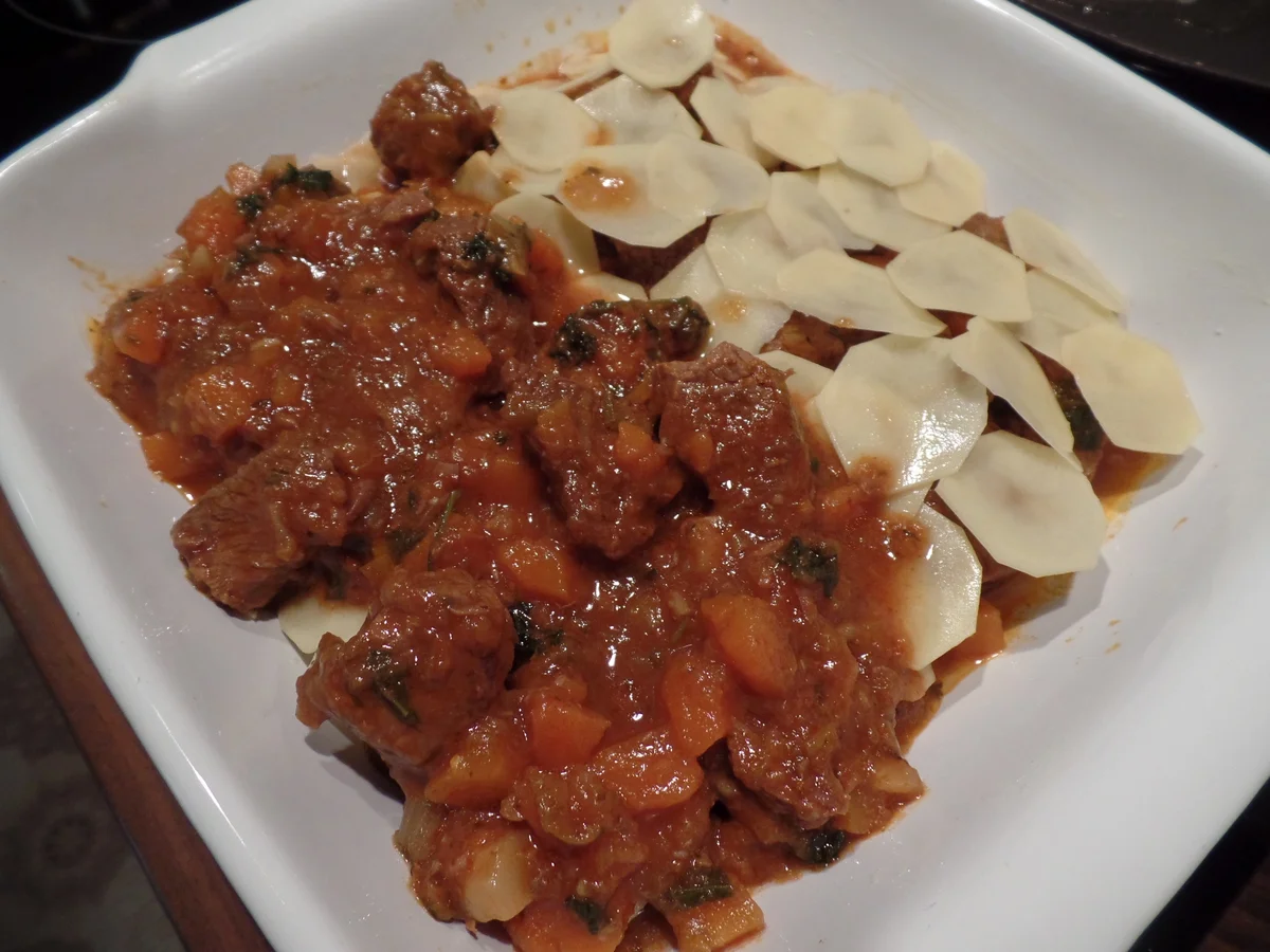 Rezept: Gulasch mit Kartoffelkruste Bild Nr. 6377 Gulasch mit Kartoffelkruste - Rezept - Bild Nr. 6377