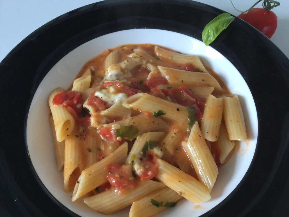 Leichte Penne an Tomate und Büffelmorzarella a la Ari - Rezept - Bild Nr. 6377