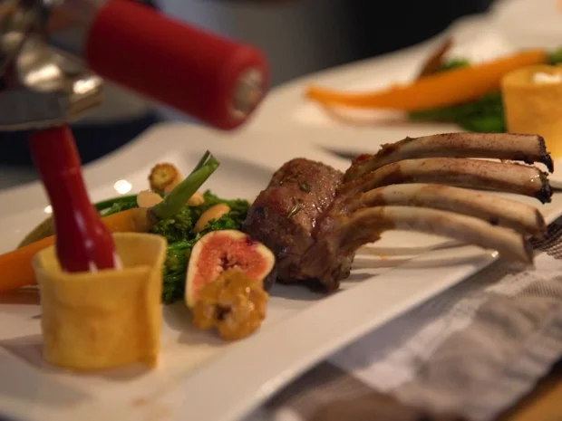 Lammkarree mit wildem Brokkoli, Kartoffelespuma und Feigensauce - Rezept - Bild Nr. 2