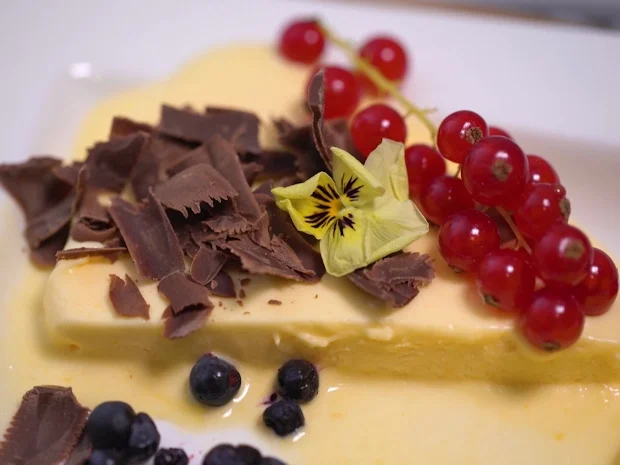 Orangenparfait, Brombeersauce, Crêpe Suzette, Créme-Brûlée-Espuma und Hibiskuspraline - Rezept - Bild Nr. 2