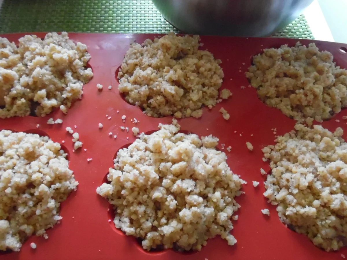 Haselnuss-Törtchen mit Quittengelee-Kern und Streusel - Rezept - Bild Nr. 3