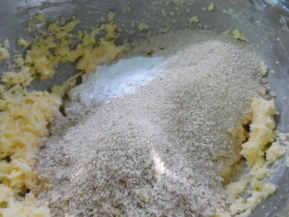 Haselnuss-Törtchen mit Quittengelee-Kern und Streusel - Rezept - Bild Nr. 9