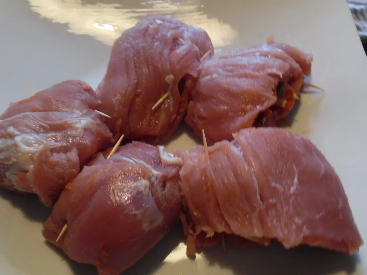 Schweinefilet-Röllchen, Spinat-Gorgonzolasoße und Gnocchi - Rezept - Bild Nr. 6394