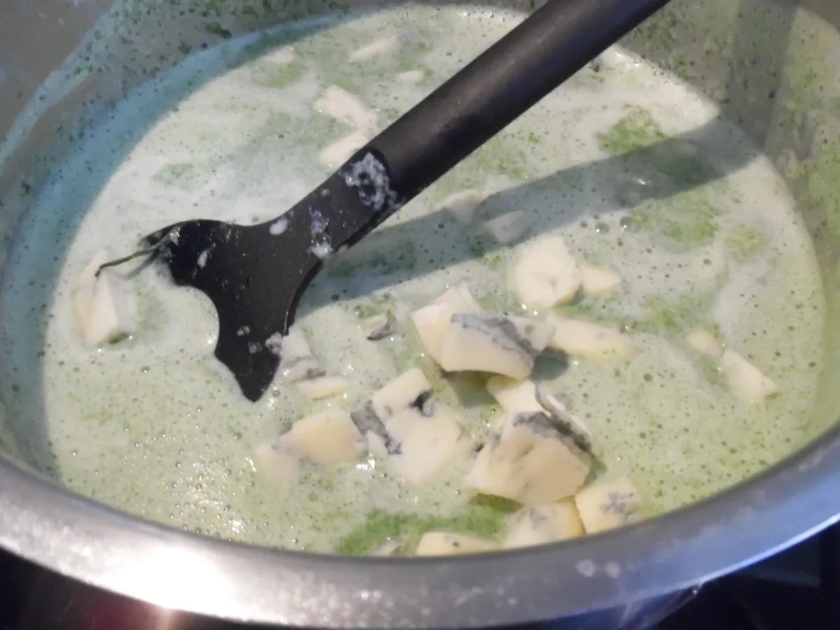 Schweinefilet-Röllchen, Spinat-Gorgonzolasoße und Gnocchi - Rezept - Bild Nr. 6399