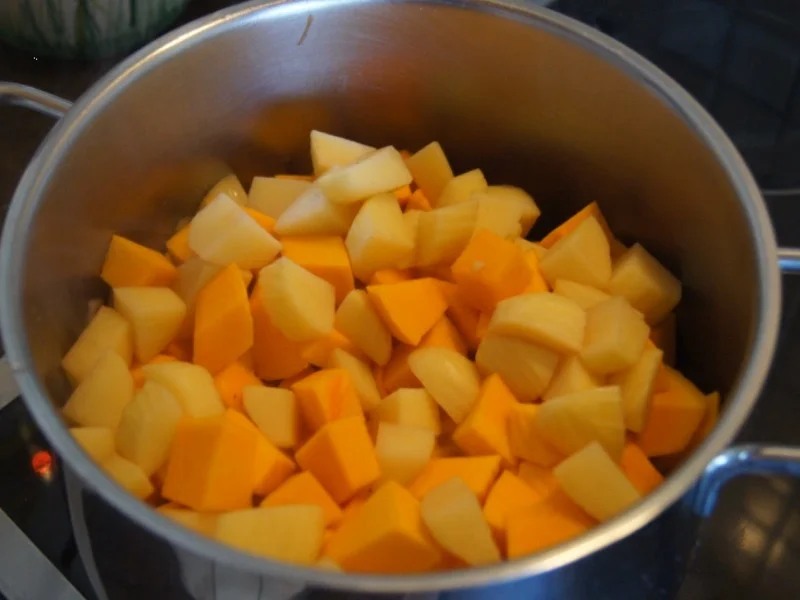 Pikante Kürbiscremesuppe mit Garnelenspieß - Rezept - Bild Nr. 6401