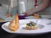 Thunfischtatar, Avocado-Apfel-Tatar, Sesamkaramell und Black Tiger - Rezept - Bild Nr. 2