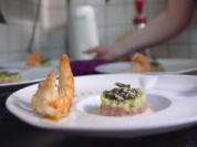Thunfischtatar, Avocado-Apfel-Tatar, Sesamkaramell und Black Tiger - Rezept - Bild Nr. 2