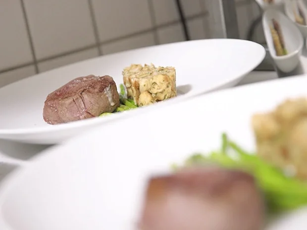 Rezept: Wagyu Filet, Serviettenknödel und karamellisierter Babyspargel Bild Nr. 2 Wagyu Filet, Serviettenknödel und karamellisierter Babyspargel - Rezept - Bild Nr. 2