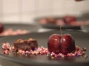 Waldbeeren in der Kirsche mit Brownie und Sauerrahmeis - Rezept - Bild Nr. 2