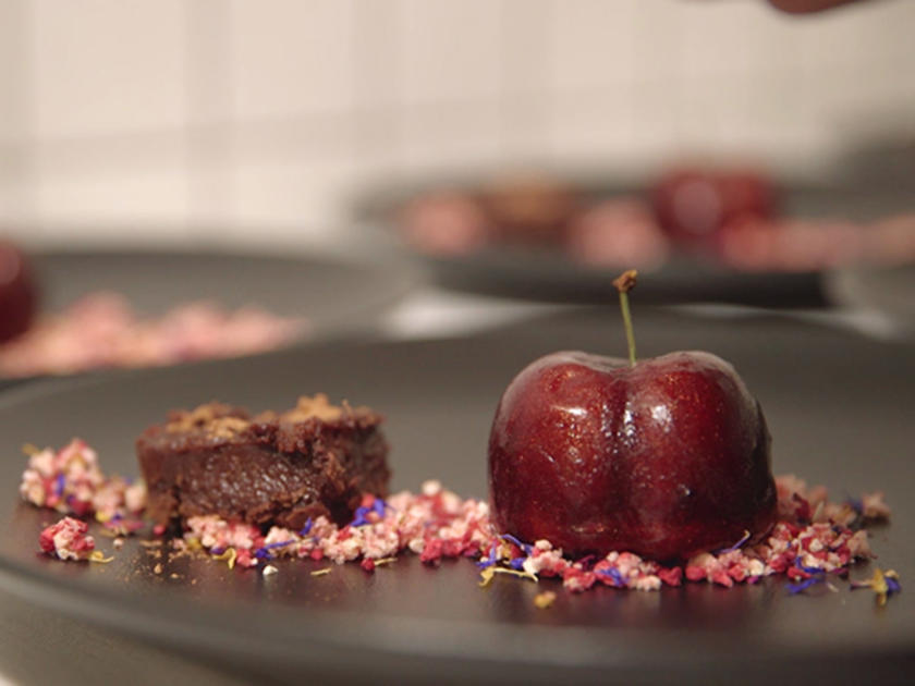 Waldbeeren in der Kirsche mit Brownie und Sauerrahmeis - Rezept ...