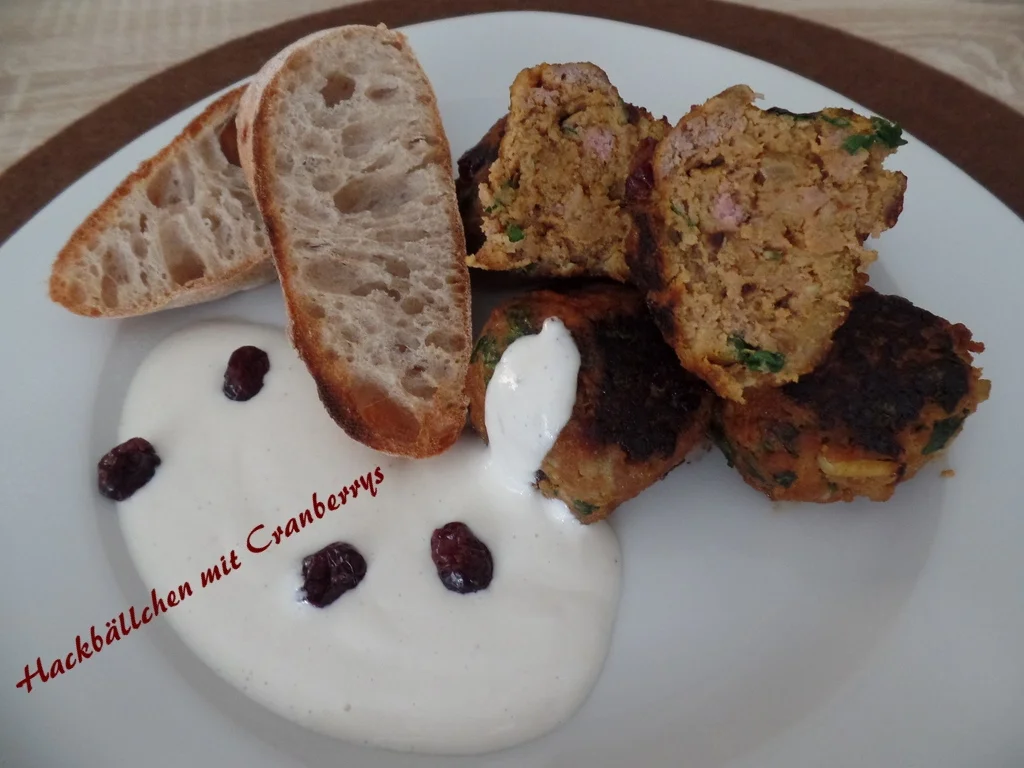 Hackbällchen mit Cranberrys und Joghurt-Tahini-Sauce - Rezept - Bild Nr. 6424