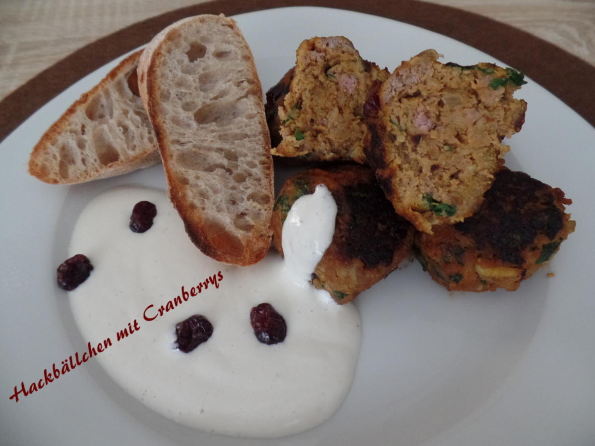 Hackbällchen mit Cranberrys und Joghurt-Tahini-Sauce - Rezept - kochbar.de