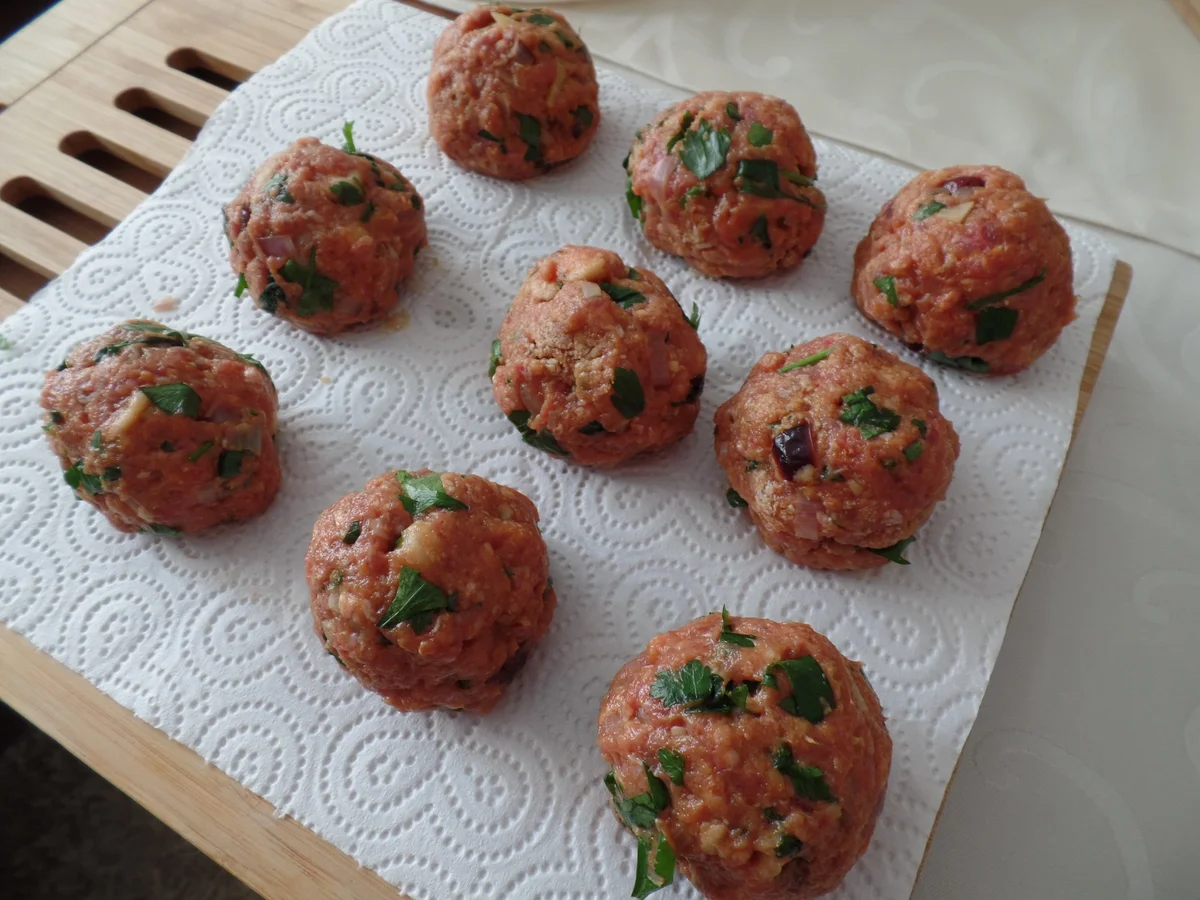 Hackbällchen mit Cranberrys und Joghurt-Tahini-Sauce - Rezept - Bild Nr. 6426