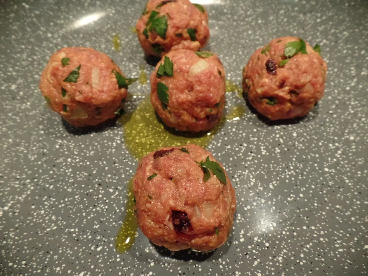 Hackbällchen mit Cranberrys und Joghurt-Tahini-Sauce - Rezept - Bild Nr. 6427