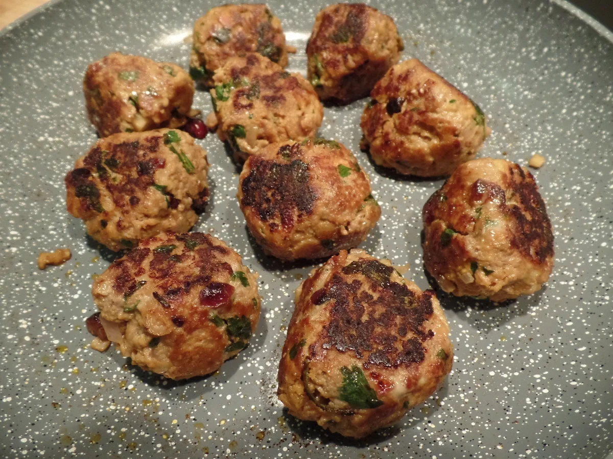 Hackbällchen mit Cranberrys und Joghurt-Tahini-Sauce - Rezept - Bild Nr. 6428